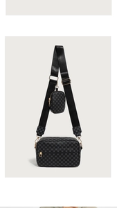 Détails du sac bandoulière noir avec sangle large et porte-monnaie rond assorti