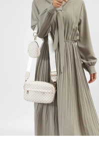 Détail du sac bandoulière vintage avec large sangle et petit porte-monnaie rond