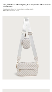 Détail du sac bandoulière crème avec motif logo et petit porte-monnaie rond attaché