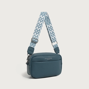Borsa a tracolla minimalista in pelle blu petrolio con ampia tracolla geometrica