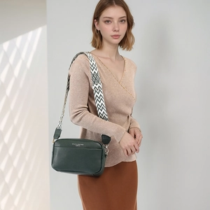 Borsa a tracolla in pelle verde scuro con ampia tracolla geometrica da donna