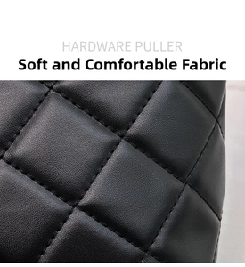 Dettaglio della texture in pelle nera trapuntata con classico motivo a diamante
