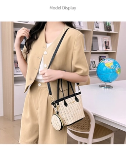 Borsa tote in paglia con finiture nere, portamonete coordinato e tracolla regolabile
