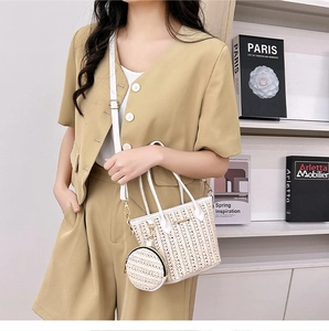 Dettaglio della borsa tote in paglia intrecciata con manici in pelle bianca e pochette
