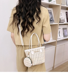 Dettaglio borsa tote in paglia beige con manici in pelle e portamonete rotondo