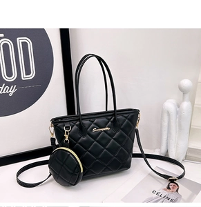Dettaglio della borsa tote trapuntata nera con hardware dorato e mini borsellino tondo