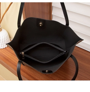 Vue intérieure du sac cabas noir avec poche centrale zippée et fermeture à boucle magnétique