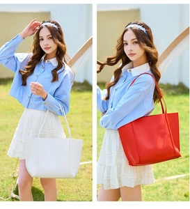 Vue double de grands sacs cabas minimalistes en blanc et rouge sur l'herbe