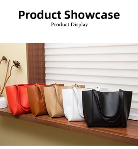 Plusieurs sacs cabas en cuir PU minimalistes en différentes couleurs sur un rebord de fenêtre
