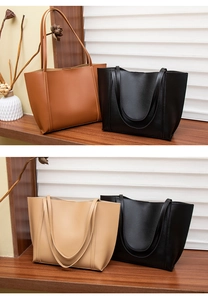 Trois sacs cabas minimalistes en noir, marron et beige présentés dans un décor de maison moderne