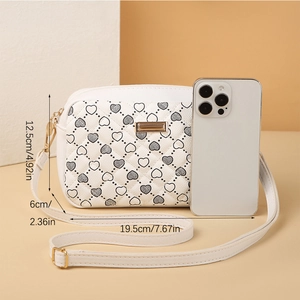 Borsa a tracolla bianca in PU trapuntata con motivo a cuore e dimensioni 19,5x12,5x6 cm