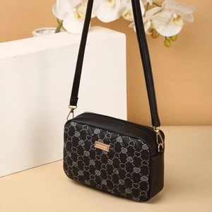 Elegante borsa a tracolla nera con motivo a cuori e placca dorata su pietre bianche