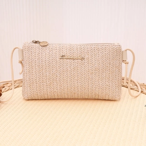 Minimalistische Stroh-Umhängetasche in Hellbeige mit strukturiertem Fischgrätmuster