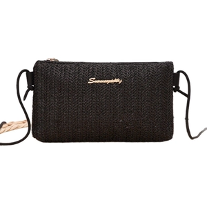 Minimalistische schwarze Stroh-Umhängetasche mit goldenem Logo und Reißverschluss-Detail