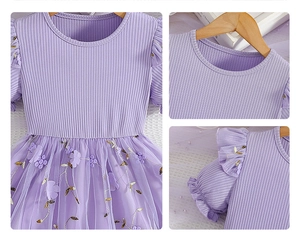 Dettaglio dell'abito lavanda per bambine con ricami floreali 3D e strati di tulle