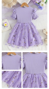 Dettaglio vestito viola per bambina con maglia e ricamo floreale su tulle fine