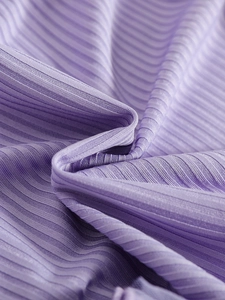 Dettaglio del tessuto a maglia a coste viola lavanda per abito da principessa estivo
