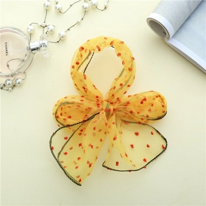 Détail de chouchou foulard en seersucker jaune à pois avec bords noirs cousus