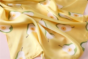 Dettaglio foulard di seta giallo 70x70cm con stampe a forma di pera e cuori delicati