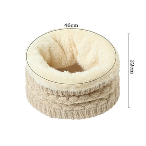 Détail du cache-col en tricot kaki avec doublure polaire et dimensions de 46 cm sur 22 cm