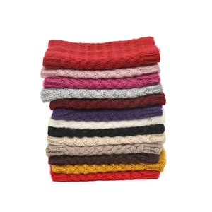 Tours de cou d'hiver en tricot torsadé épais en plusieurs couleurs sur fond blanc