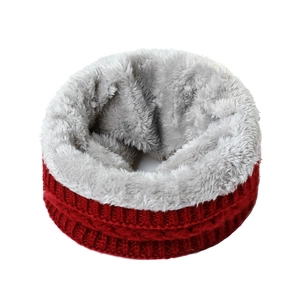 Détail du tour de cou en tricot torsadé rouge avec doublure épaisse en fausse fourrure