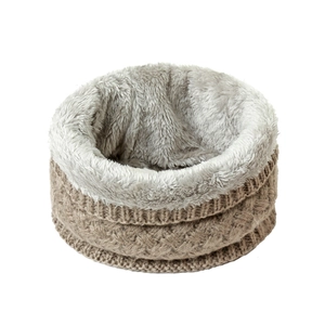 Détail de la maille torsadée kaki et doublure polaire grise douce pour tour de cou hiver