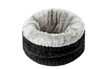 Détail d'un tour de cou d'hiver avec tricot torsadé noir et doublure épaisse en polaire grise