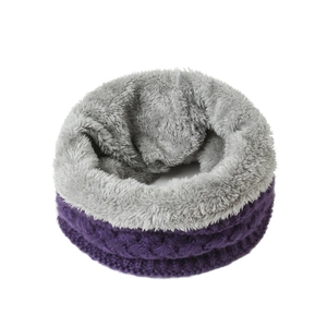Détail d'un tour de cou en tricot violet avec doublure en peluche grise épaisse