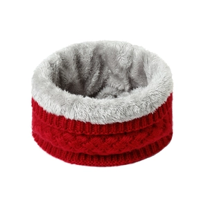 Détail du tour de cou en tricot rouge avec doublure épaisse en fausse fourrure grise