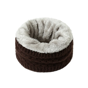 Détail de l'extérieur en tricot marron café et doublure en peluche grise du tour de cou