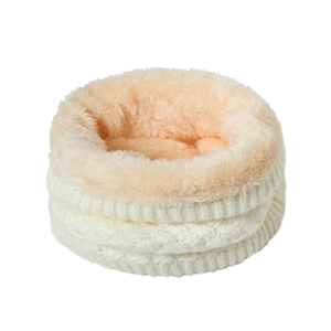Détail du cache-col tricoté montrant la maille torsadée crème et la doublure en peluche rose