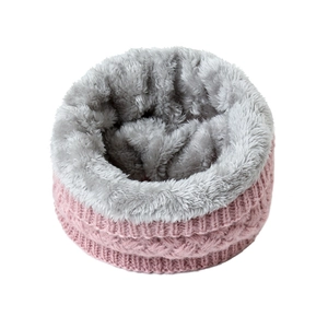 Détail du tour de cou en tricot rose avec doublure polaire grise épaisse pour l'hiver