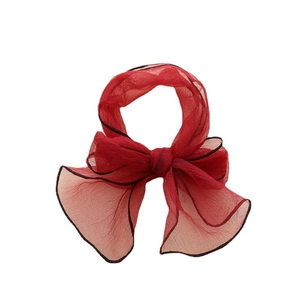 Eleganter roter Haargummi aus Chiffon mit Schleife und schwarzem Kontrastrand
