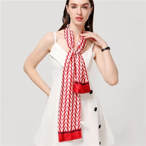 Dettaglio di una sciarpa in seta con motivo geometrico a V rosso e bianco e righe blu navy