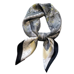 Elegante foulard in raso 70x70cm con motivo paisley nero bianco e dettagli gialli