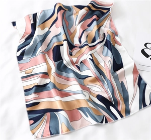Detailopname van zijden sjaal met abstract golfpatroon en premium afgewerkte rand