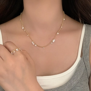 Sparkling zircon waterdrop pendant necklace in gold with matching rings for women