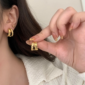 Elegant gold-plated C-shaped earrings with sparkling zircon inlay and quilted texture
