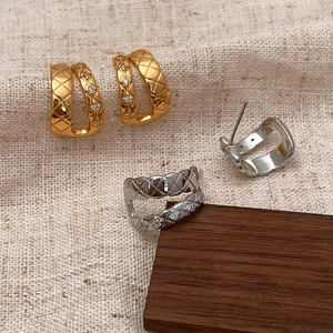 Elegant C-shaped quilted metal earrings with sparkling zircons in gold and silver finish