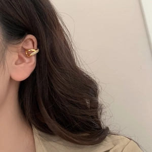 Manchette d'oreille croisée à double couche avec oxydes de zirconium portés sur modèle