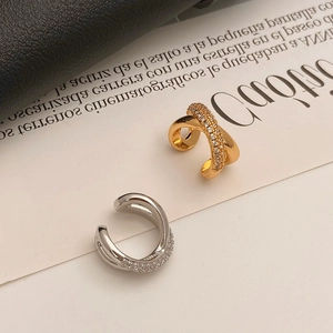 Bagues d'oreilles croisées avec zircons micro-pavés en finitions dorée et argentée