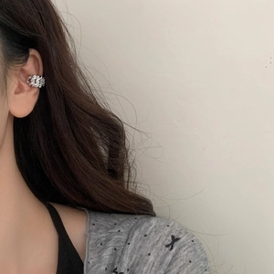Ear cuff a catena in argento con zirconi incastonati e design intrecciato a strati