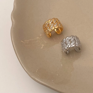 Ear cuff a catena cubana placcati oro e argento con zirconi micro-pave su vassoio ceramico