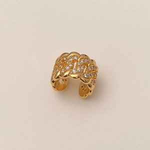 Dettaglio macro dell'anello a catena cubana placcato oro con micro-pavé di zirconi bianchi