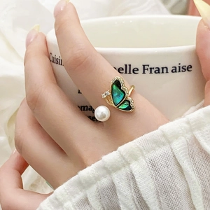 Adjustable gold-plated butterfly ring with abalone shell, sparkling zircons and pearl