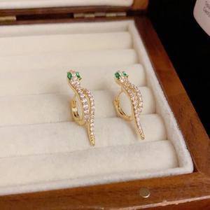 Détails des boucles d'oreilles serpent dorées avec zircons blancs et yeux en pierre verte