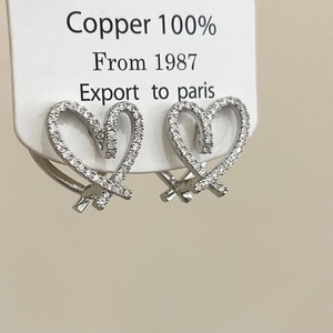 Élégantes boucles d'oreilles cœur évidé en cuivre argenté serties de zircons pour femme
