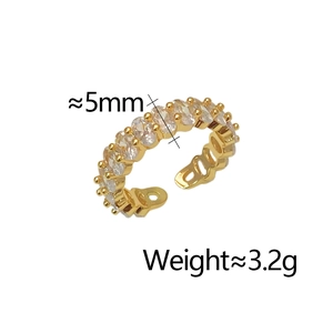 Détail de la bague en zircon doré montrant la largeur de 5mm et les pierres