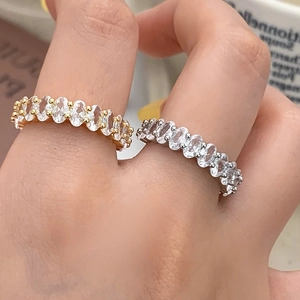 Bagues d'éternité élégantes en or et argent avec zircons ovales sertis à griffes